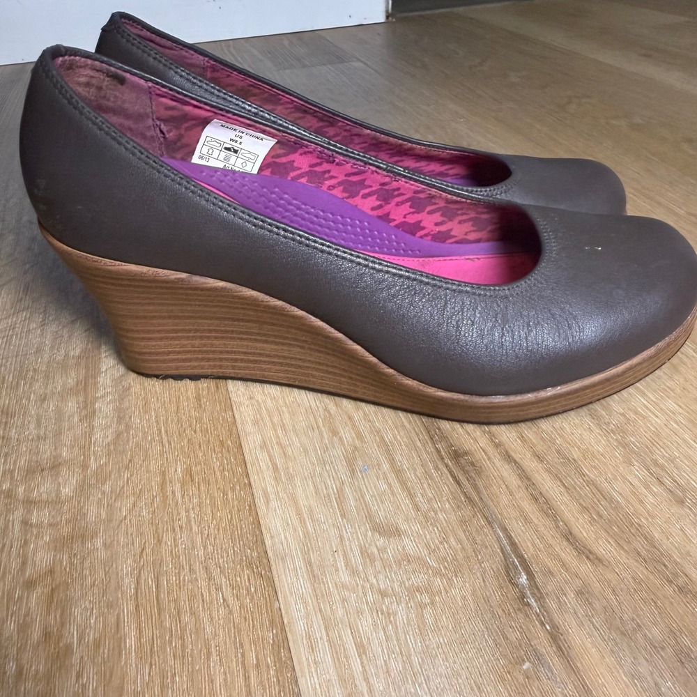 Crocs Leigh Leather Wedge Pumps Espresso Brown Pink W8.5 Round Toe Heel